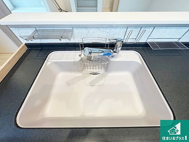 【キッチンシンク】蛇口の先端に浄水器を内蔵しています!原水と浄水、お湯と冷水、シャワーの切替えがワンタッチなので用途によって使い分けられます。