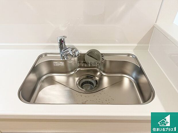 【キッチンシンク】蛇口の先端に浄水器を内蔵しています!原水と浄水、お湯と冷水、シャワーの切替えがワンタッチなので用途によって使い分けられます。