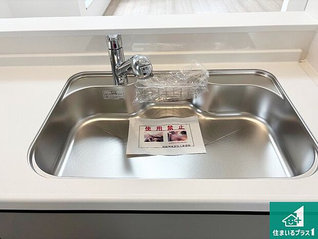 【キッチンシンク】蛇口の先端に浄水器を内蔵しています!原水と浄水、お湯と冷水、シャワーの切替えがワンタッチなので用途によって使い分けられます。