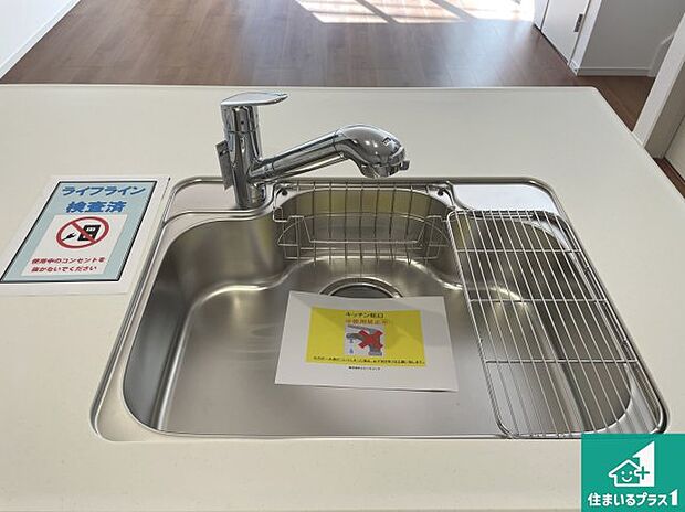 【キッチンシンク】蛇口の先端に浄水器を内蔵しています!原水と浄水、お湯と冷水、シャワーの切替えがワンタッチなので用途によって使い分けられます。