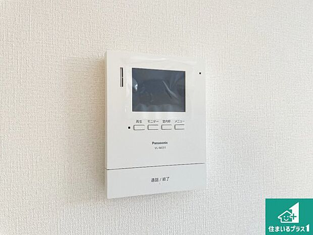 【カラーモニターインターホン】声だけでなく来訪者の姿や顔がモニターで確認できるので、小さなお子様がいらっしゃるご家庭でも安心できます!
