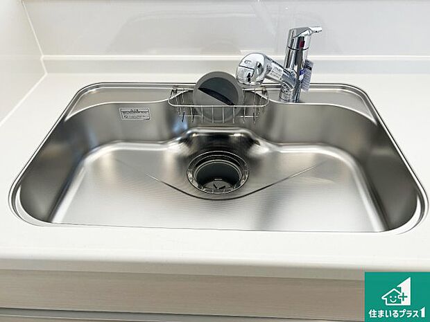 【キッチンシンク】蛇口の先端に浄水器を内蔵しています!原水と浄水、お湯と冷水、シャワーの切替えがワンタッチなので用途によって使い分けられます。