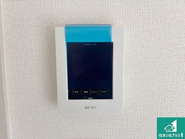 【カラーモニターインターホン】声だけでなく来訪者の姿や顔がモニターで確認できるので、小さなお子様がいらっしゃるご家庭でも安心できます!