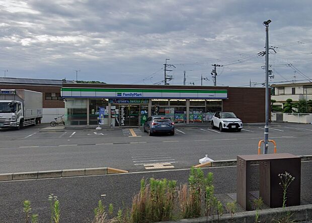 ファミリーマート 王寺本町店