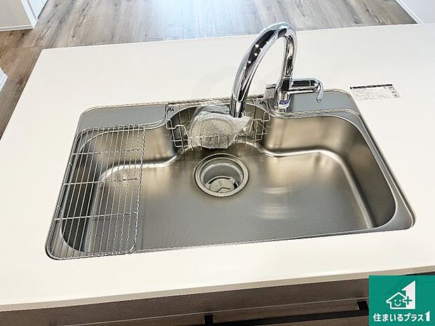 【キッチンシンク】蛇口の先端に浄水器を内蔵しています!原水と浄水、お湯と冷水、シャワーの切替えがワンタッチなので用途によって使い分けられます。