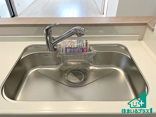 【キッチンシンク】蛇口の先端に浄水器を内蔵しています！原水と浄水、お湯と冷水、シャワーの切替えがワンタッチなので用途によって使い分けられます。