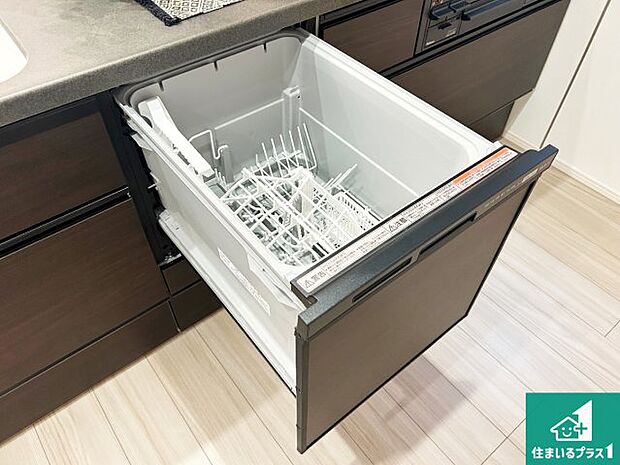 【食洗器】食事後の一仕事、食器洗いをボタン一つでお任せできちゃいます!場所を取らないビルトイン式なので、お料理スペースもしっかり確保!