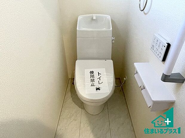 【独立洗面台】清潔感のある洗面台です。フラットな鏡は掃除がしやすく毎日清潔!ホースは引き出して使えるので洗顔やお掃除の際に便利です!