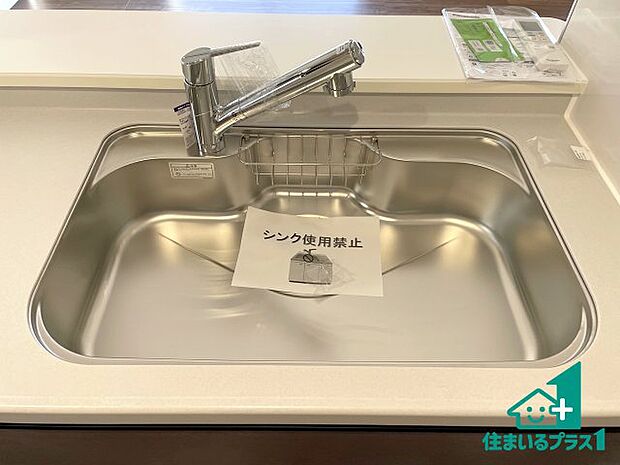 【キッチンシンク】蛇口の先端に浄水器を内蔵しています!原水と浄水、お湯と冷水、シャワーの切替えがワンタッチなので用途によって使い分けられます。