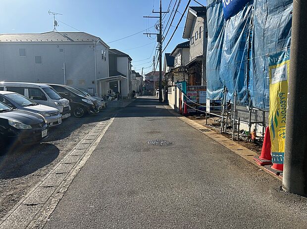 【現地含む前面道路】東側公道幅員約4mでお車の出し入れも簡単です!