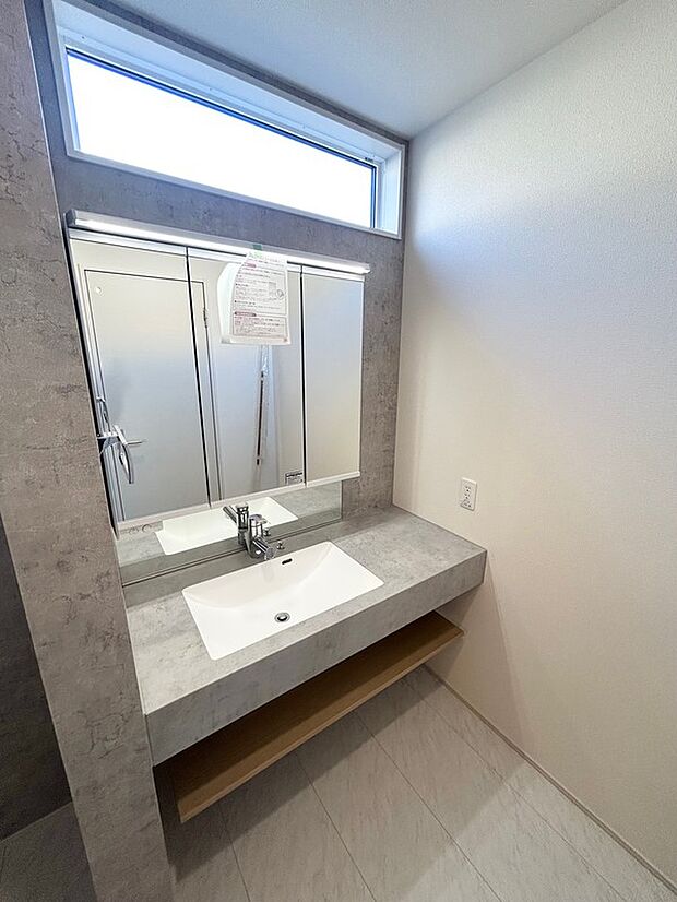 【洗面化粧台(同仕様)】三面ミラーとシャワー水栓付