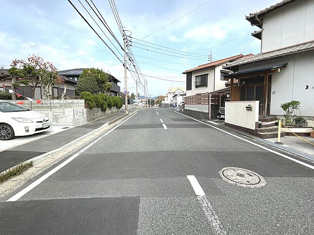 前面道路広く駐車楽々+陽当たり良好+開放的！