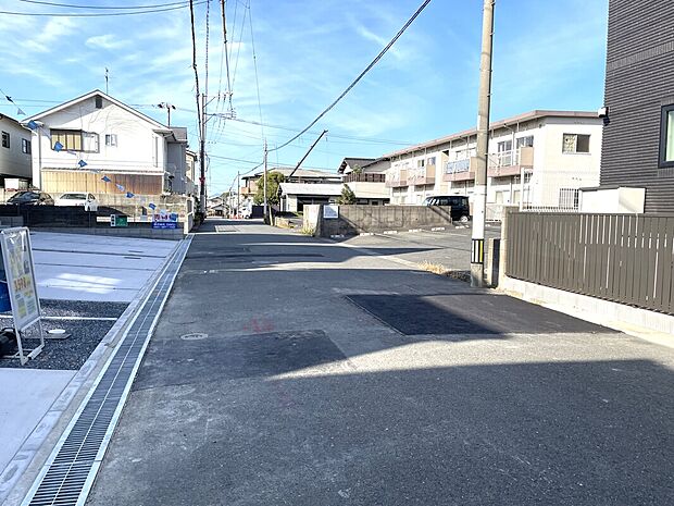 前面道路広く、駐車楽々+開放的！