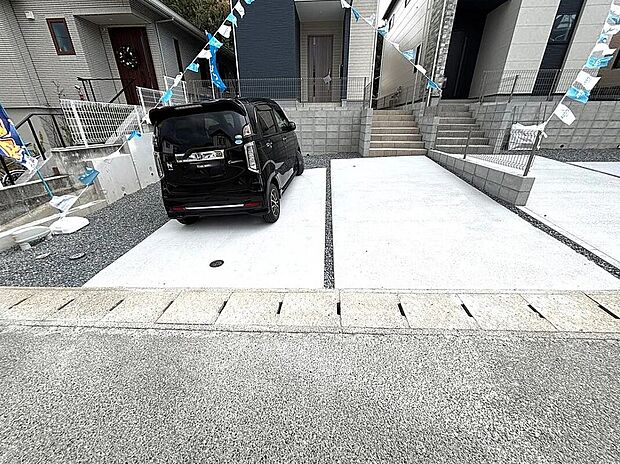 【1号棟】並列駐車で車の出し入れ楽々！