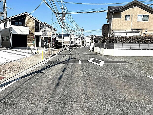 前面道路幅員9ｍ以上で広々、車の出し入れ楽々！閑静な住宅街！