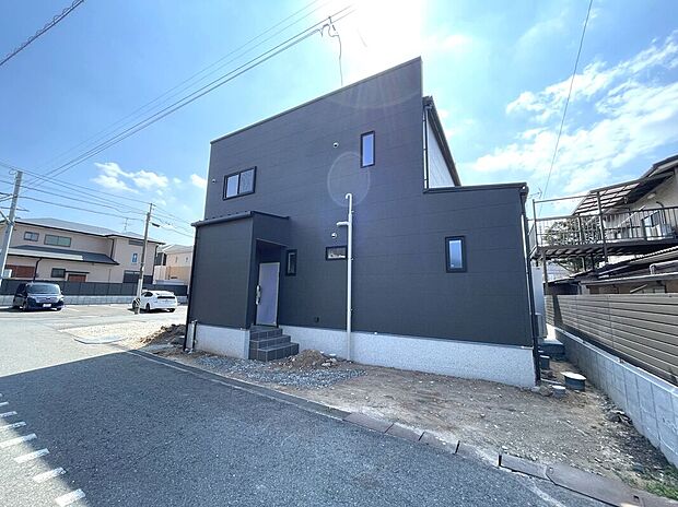 角地で陽当たり良好+開放感有り！