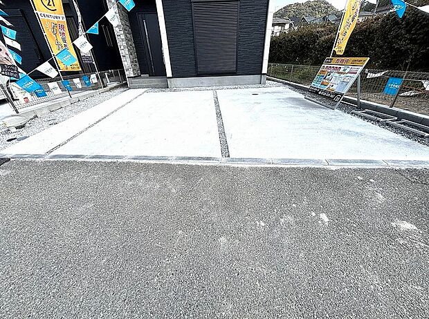 【2号棟】並列駐車で車の出し入れ楽々！