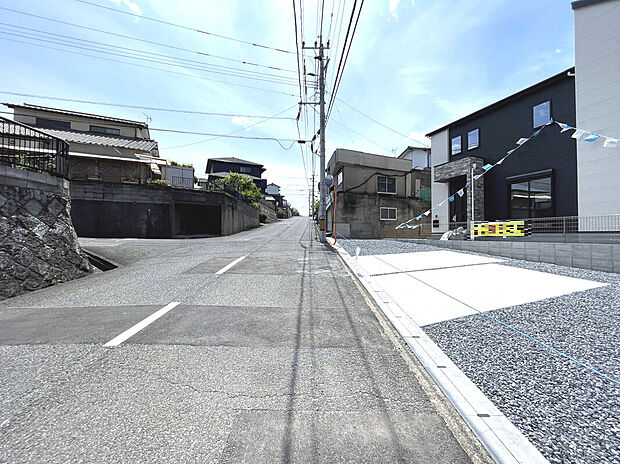 【2号棟】前面道路広く、車の出し入れ楽々!