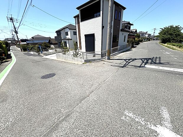 角地で陽当たり良好+開放感有り！