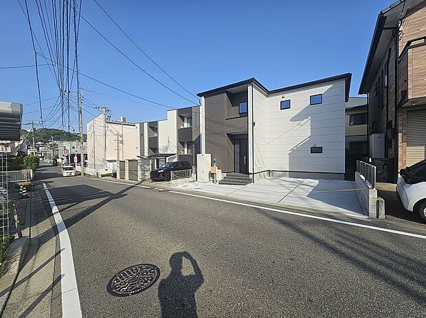 前面道路広く駐車楽々！