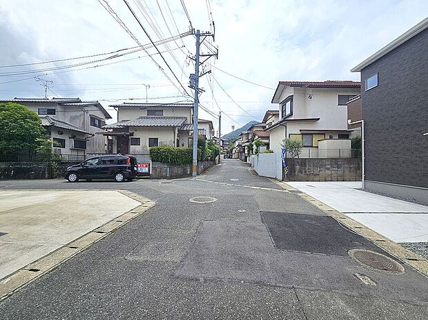 前面道路広く駐車楽々！