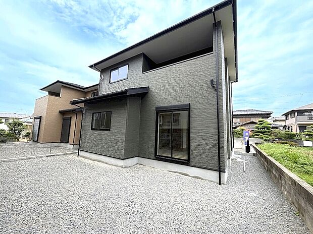 【1号棟】BBQも楽しめるお庭付き！