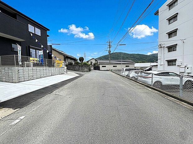 道路幅の広い角地で駐車楽々+陽当たり良好+開放感有り！