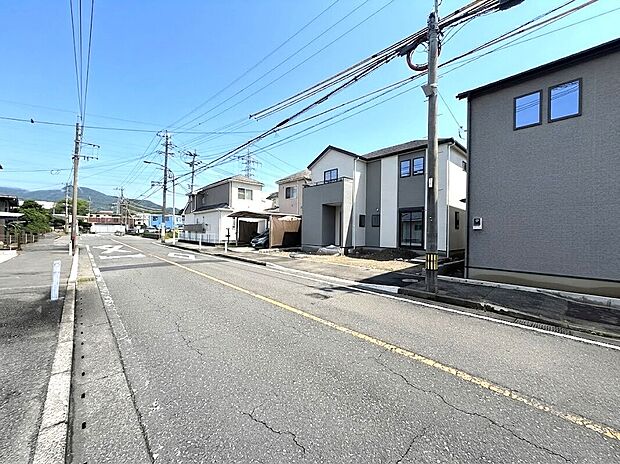 前面道路広く車の出し入れ楽々!