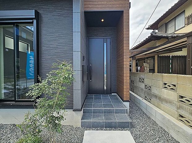 【玄関ポーチ】お洒落な玄関ドア♪