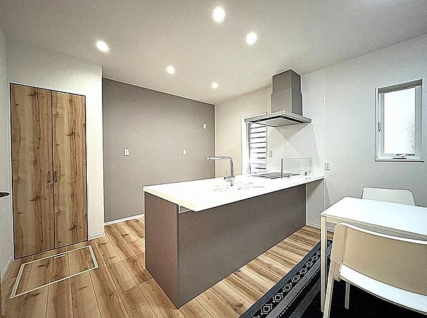 【-】対面キッチンがご家族のあたたかい時間を演出!