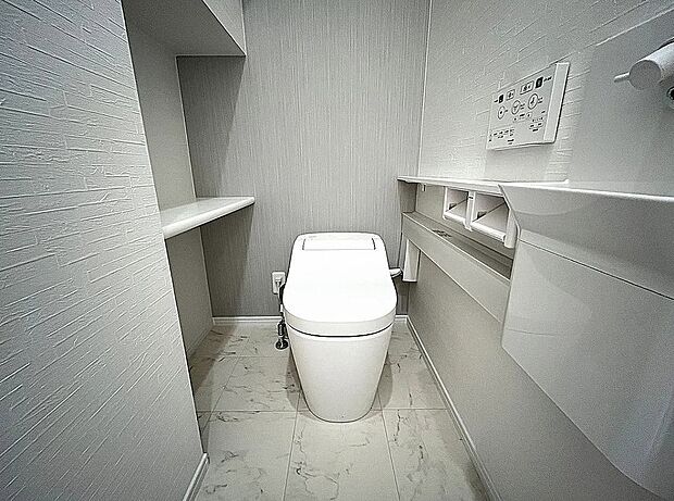 【トイレ】お手入れ楽々のタンクレス!収納棚付きで便利♪