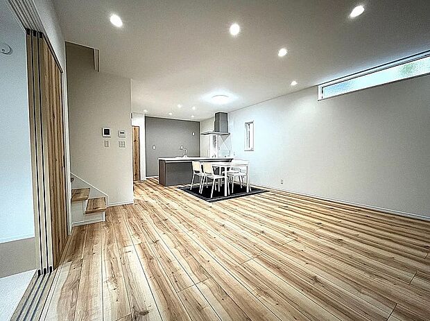 【リビング】LDK広々20帖!床暖房付きで寒い冬でも快適に過ごせます♪