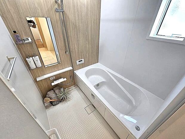 【【3号棟】浴室】浴室乾燥暖房付き！窓付きで換気も十分にできます。