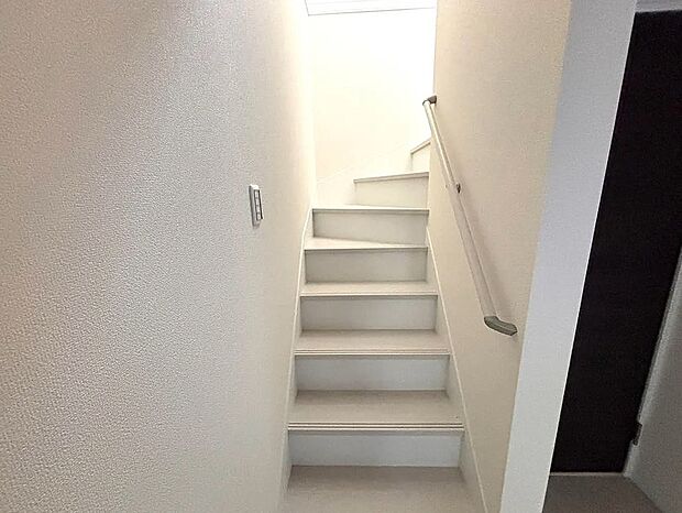 【階段】階段手すり付き！