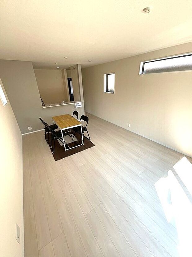 【リビング】対面キッチンがご家族のあたたかい時間を演出♪