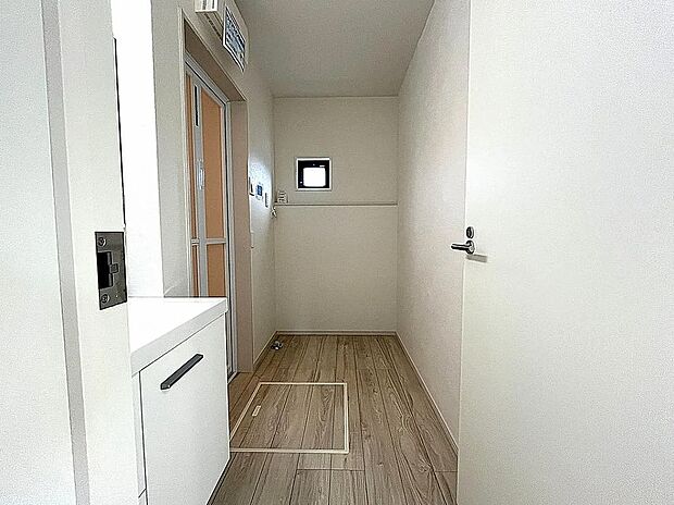 【洗面脱衣室】窓付きの明るい洗面脱衣室！