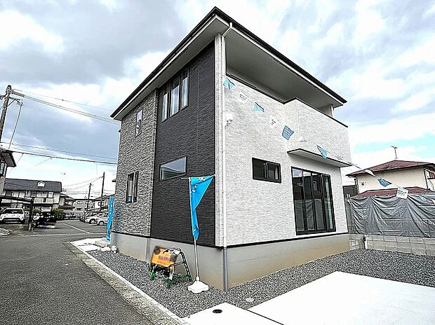 【外観】駐車スペース2台分有り！車の入れ替えをする必要がありません♪