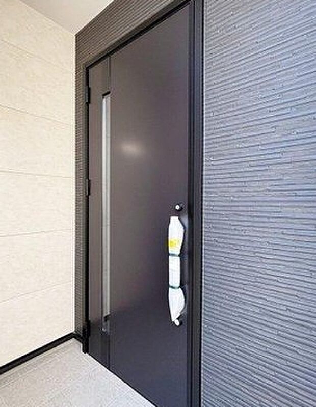 【玄関ポーチ】重厚感のある玄関ドア！