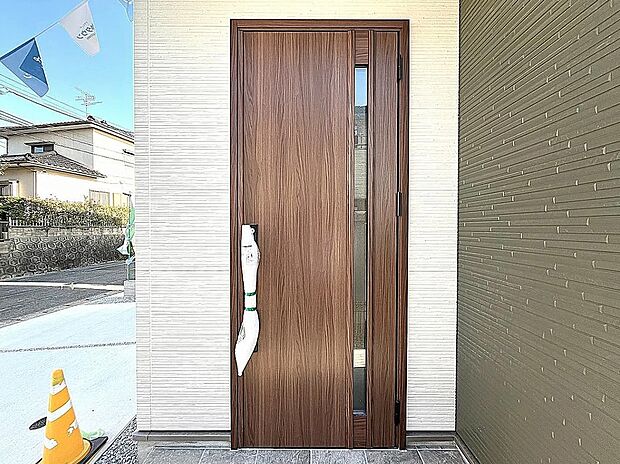 【【2号棟】玄関ポーチ】木目調のお洒落な玄関ドア!