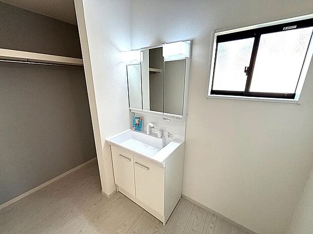 【【6号棟】洗面脱衣室】ゆったりとした洗面脱衣室で朝の混雑時も安心!