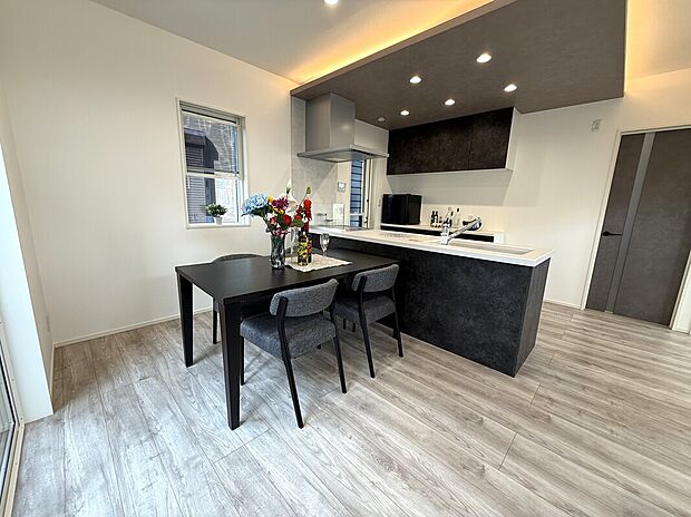 【【4号地】リビング】キッチンお洒落なポップアップ天井を採用!