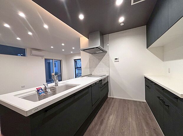 【【3号地】キッチン】キッチンと同じテイストのカップボード付き!