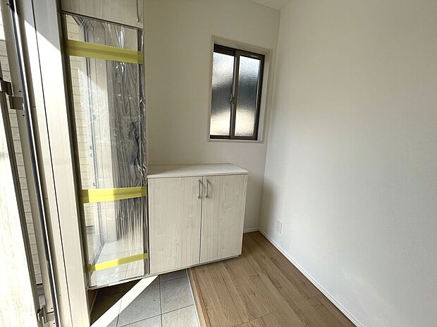 【玄関】シューズボックス付きで玄関すっきり!全身ミラーでお出かけ前の身だしなみチェックもできます♪