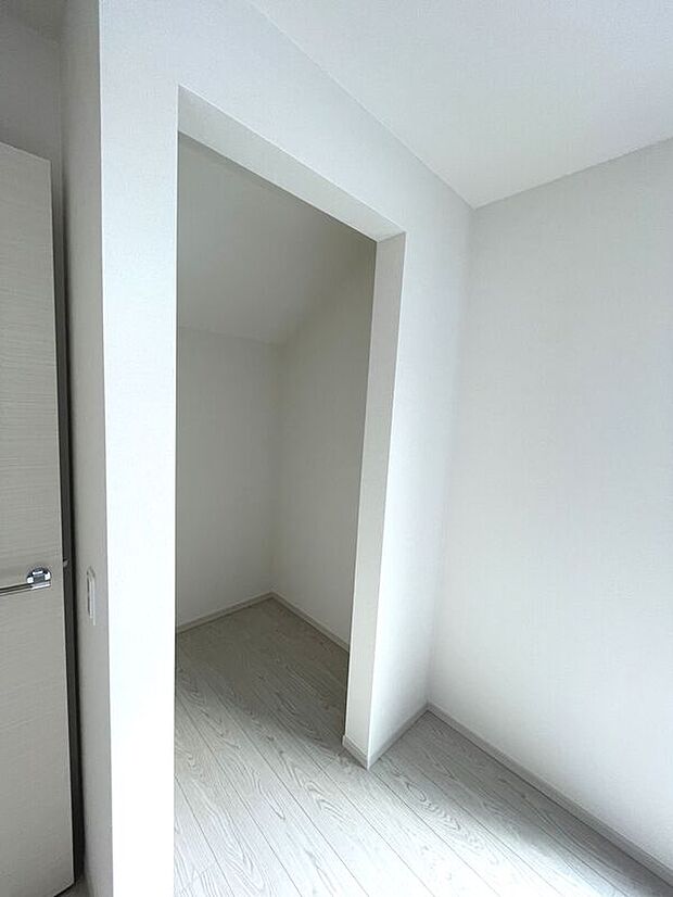 【【1号棟】ウォークインクローゼット】大きな物も楽々収納できます!