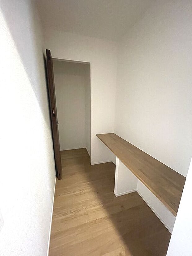 【【1号棟】フリースペース】リビングにあるフリースペースは家族共有のワークスペース!