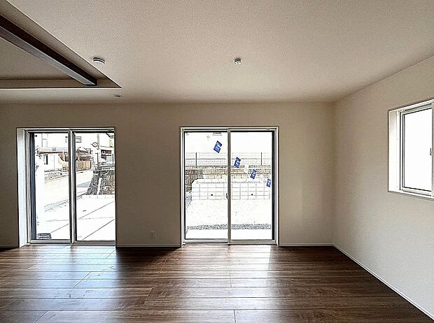 【【1号棟】リビング】南向き3面採光の明るいリビング♪