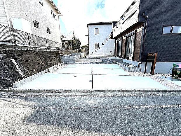 【【1号棟】駐車場】駐車並列2台可！