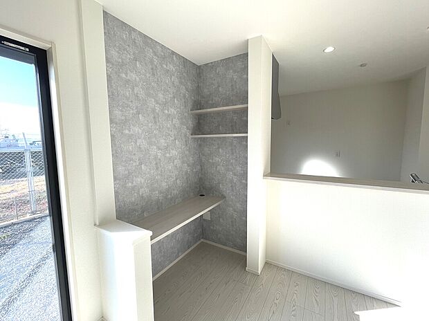 【スタディーカウンター】リビングに勉強机や趣味スペース・アイロン台など多彩に活用できるスタディーカウンター完備!