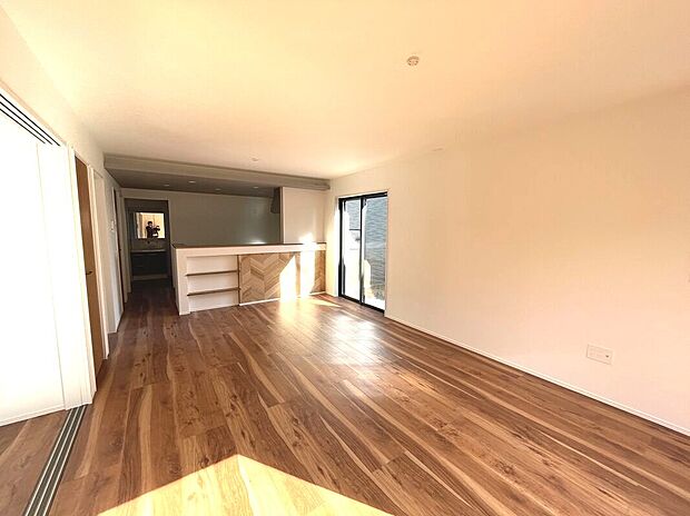 【【1号棟】リビング】LDK広々18帖!対面キッチンがご家族のあたたかい時間を演出♪