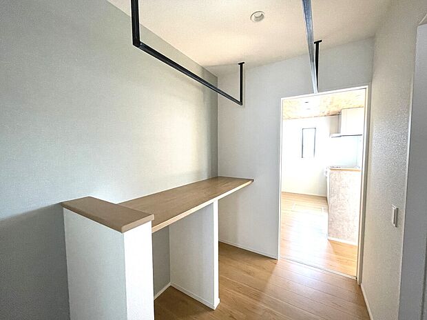 【【2号棟】脱衣室兼ランドリールーム】洗面脱衣室兼ランドリールームにはカウンター+室内物干し付きで便利!